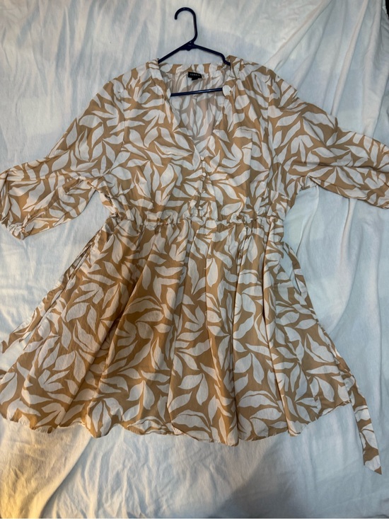 torrid Dresses & Skirts - Torrid 2X Beige Tan White Leaf Print 100% Cotton Flowy Fit & Flare Dress